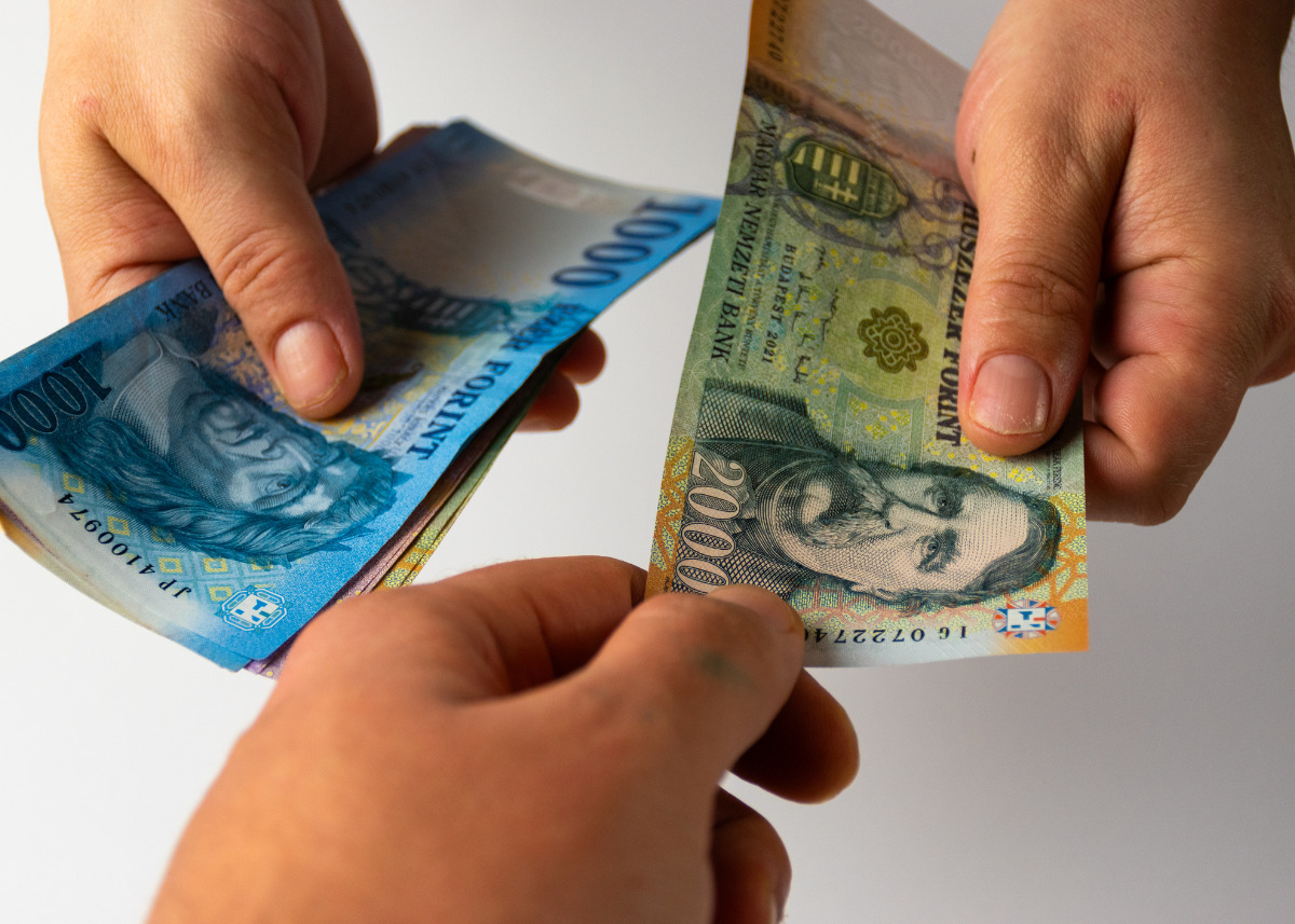 A munkabérelőleg kifizetésének szabályai és modern megoldásai Magyarországon