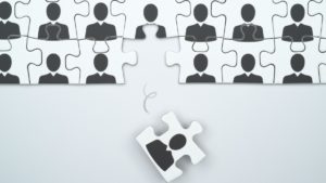 A túlzott leépítés tipikus csapdája, hogy a rövid távú munkaerő-csökkentés és az ebből adódó bérköltség-megtakarítás középtávon minőségi, kockázati és reputációs költségekké alakul át.