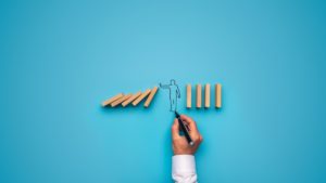 A mediáció hidat épít a konfliktus két oldala között: megállítja az eszkalációt, és lehetőséget ad a tudatos, közös megoldás kialakítására.