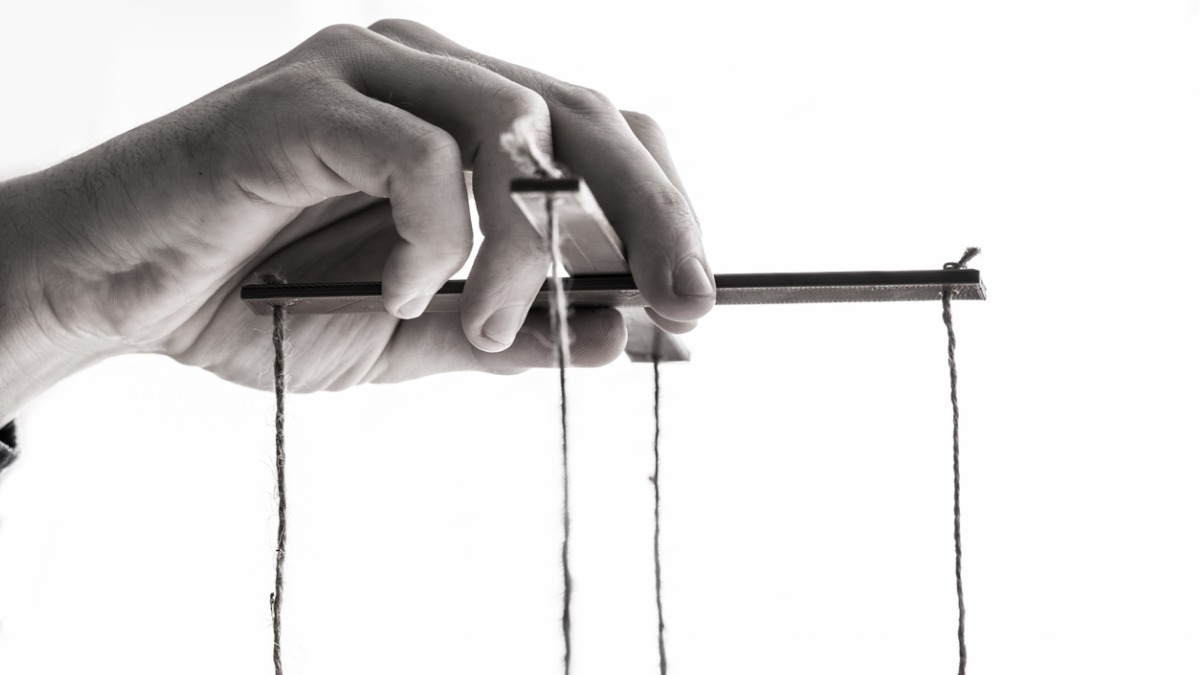 A munkahelyi manipuláció során a befolyásolás gyakran rejtett módon, a másik fél észlelésének és döntéseinek alakításán keresztül valósul meg